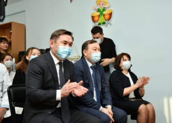 ШАҺАР БАСШЫСЫ БҮЛДІРШІНДЕРДІ МЕРЕКЕМЕН ҚҰТТЫҚТАДЫ