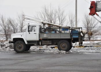 ТҮРКІСТАН: ҚҰЛАҒАН ЭЛЕКТР БАҒАНАЛАРЫ ҚАЛПЫНА КЕЛТІРІЛІП ЖАТЫР