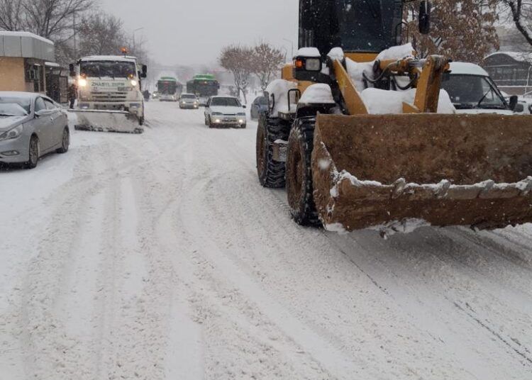 ЕҢБЕКШІ АУДАНЫ: БІРІНШІ КЕЗЕКТЕ ОРТАЛЫҚ КӨШЕЛЕР ТАЗАЛАНУДА