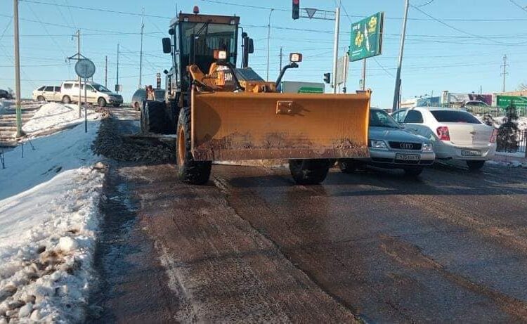 ТҮРКІСТАН: САРЫАҒАШ ҚАЛАСЫНЫҢ КӨШЕЛЕРІНЕ ҚҰМ МЕН ТҰЗ СЕБІЛДІ