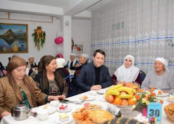 ТҮРКІСТАН: «АРДАГЕРЛЕР ҮЙІ» МЕН «МЕЙІР» ОРТАЛЫҒЫНЫҢ АҚ ЖАУЛЫҚТЫ АНАЛАРЫНА ҚҰРМЕТ КӨРСЕТІЛДІ