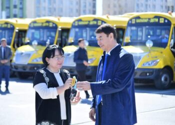 ТҮРКІСТАН ОБЛЫСЫНЫҢ МЕКТЕПТЕРІНЕ 71 ЖАҢА АВТОБУС ТАПСЫРЫЛДЫ