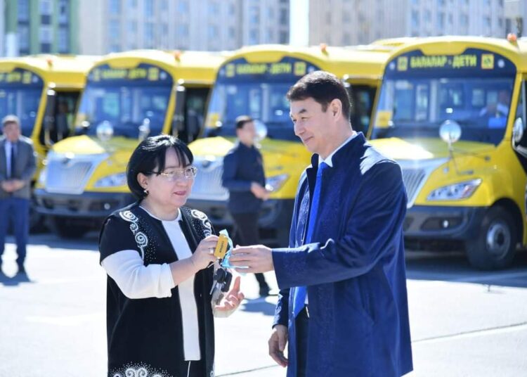 ТҮРКІСТАН ОБЛЫСЫНЫҢ МЕКТЕПТЕРІНЕ 71 ЖАҢА АВТОБУС ТАПСЫРЫЛДЫ