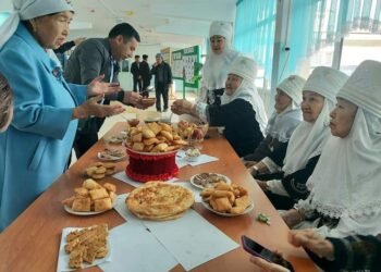 ЖЕТІСАЙЛЫҚ ӘЖЕЛЕР САЙЛАУҒА КЕЛГЕН АЗАМАТТАРҒА НАУРЫЗКӨЖЕ, БАУЫРСАҚ ҰСЫНЫП, ШАШУ ШАШТЫ