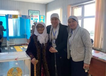 ТҮРКІСТАН: ОТЫРАРДА 100 ЖАСАҒАН ӘЖЕЙ САЙЛАУ УЧАСКЕСІНЕ КЕЛІП ДАУЫС БЕРДІ