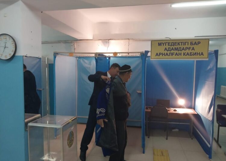 ТҮРКІСТАН: КЕЛЕСТЕ АЛҒАШ БОЛЫП ДАУЫС БЕРГЕН АҚСАҚАЛҒА ШАПАН ЖАУЫП, НАУЫЗБЕН ҚҰТТЫҚТАДЫ