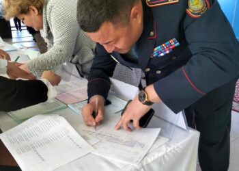 ОРДАБАСЫЛЫҚ ПОЛИЦЕЙЛЕР ЕЛДІҢ КЕМЕЛ КЕЛЕШЕГІ ҮШІН ДАУЫС БЕРІП, АЗАМАТТЫҚ МІНДЕТТЕРІН ОРЫНДАП ЖАТЫР