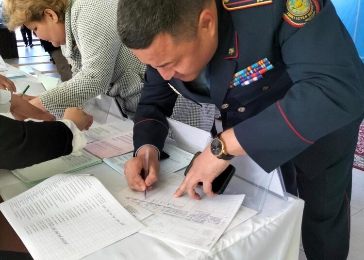 ОРДАБАСЫЛЫҚ ПОЛИЦЕЙЛЕР ЕЛДІҢ КЕМЕЛ КЕЛЕШЕГІ ҮШІН ДАУЫС БЕРІП, АЗАМАТТЫҚ МІНДЕТТЕРІН ОРЫНДАП ЖАТЫР