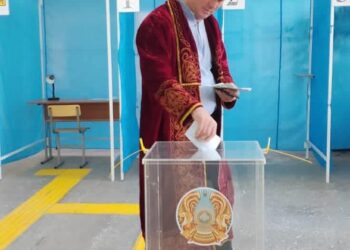 СОЗАҚТЫҚ САЙЛАУШЫЛАР ДАУЫС БЕРУ УЧАСКЕСІНЕ ҰЛТТЫҚ КИІММЕН КЕЛДІ