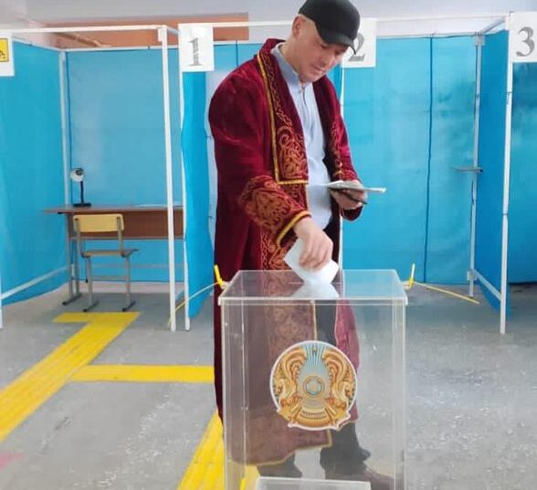 СОЗАҚТЫҚ САЙЛАУШЫЛАР ДАУЫС БЕРУ УЧАСКЕСІНЕ ҰЛТТЫҚ КИІММЕН КЕЛДІ