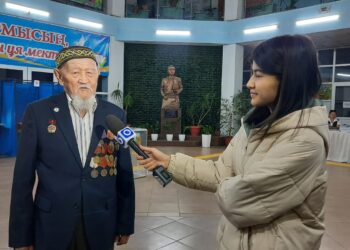 ШЫМКЕНТТЕ БІРІНШІ БОЛЫП ДАУЫС БЕРГЕН АРДАГЕРГЕ СЫЙЛЫҚ БЕРДІ