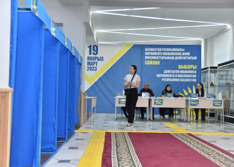 ШЫМКЕНТТЕГІ САЙЛАУ УЧАСКЕЛЕРІНДЕ САЙЛАУШЫЛАР БЕЛСЕНДІ ҚАТЫСЫП ЖАТЫР