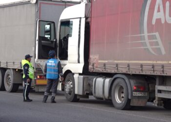 Жанар-жағар майды заңсыз тасымалдаудың жолын кесу мақсатында полицейлер рейд жүргізуде