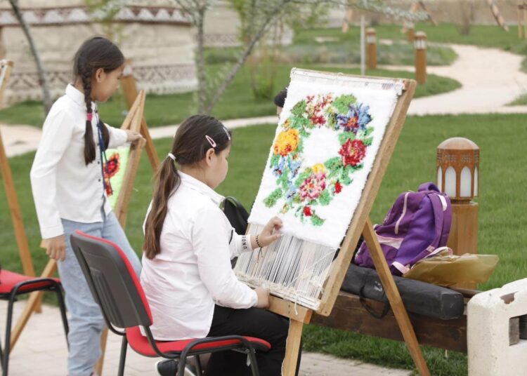 ТҮРКІСТАН: «ӨНЕРЛІ ӨЛКЕ» КӨШІН ТӨЛЕБИ АУДАНЫНЫҢ ӨНЕРПАЗДАРЫ ЖАЛҒАДЫ