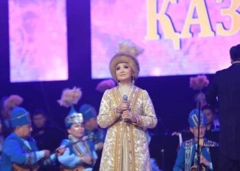 АСТАНА ТӨРІНДЕ 3000 АДАМ БІР МЕЗЕТТЕ ШӘМШІ ӘНІН ШЫРҚАДЫ