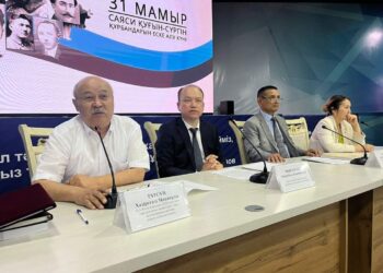 ТҮРКІСТАН: САЯСИ ҚУҒЫН-СҮРГІН ҚҰРБАНДАРЫН ТОЛЫҚ АҚТАУ ЖӨНІНДЕГІ ӨҢІРЛІК КОМИССИЯ МҮШЕЛЕРІ ЖАСТАРМЕН КЕЗДЕСТІ