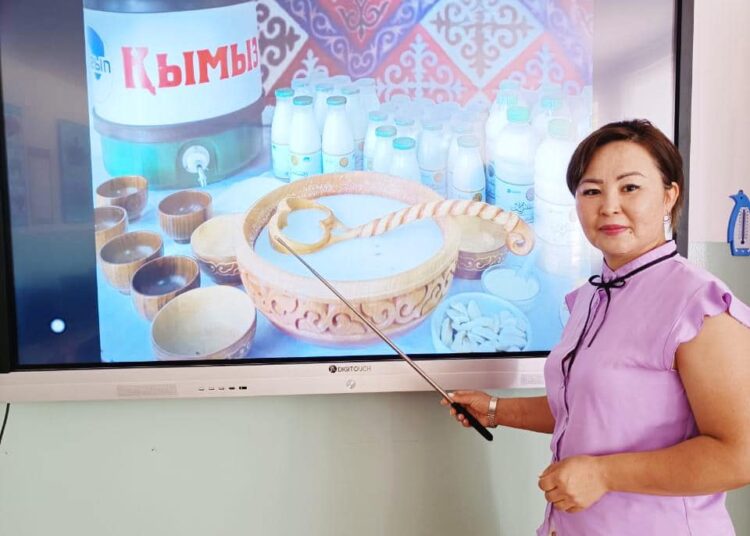 ТҮРКІСТАНДЫҚ КОЛЛЕДЖ ОҚЫТУШЫСЫ ҚЫМЫЗ БАЛМҰЗДАҒЫН ЖАСАП ШЫҒАРАДЫ