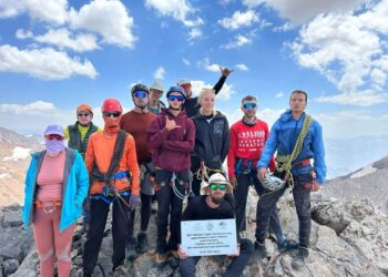 ТҮРКІСТАН ОБЛЫСЫНА 5 ЖЫЛ: АЛЬПИНИСТЕР «ТҮРКІСТАН» ШЫҢЫНА АРНАЙЫ ТАҚТАЙША ОРНАТТЫ