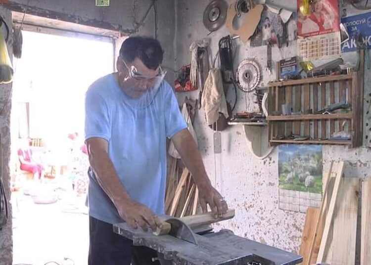 ТҮРКІСТАН: АҒАШТЫ «СӨЙЛЕТІП», ТЕМІРДЕН ТҮЙІН ТҮЙГЕН ЖЕТІСАЙЛЫҚ ШЕБЕР