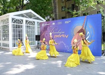 ДОМБЫРА ҮНІ КҮМБІРЛЕГЕН КҮН