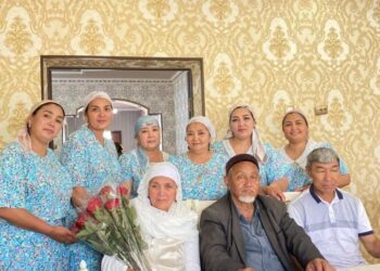 70 НЕМЕРЕСІ, 20 ШӨБЕРЕСІ БАР: ТҮРКІСТАН ОБЛЫСЫНДА 24 БАЛАНЫ ДҮНИЕГЕ ӘКЕЛГЕН АЛТЫН ҚҰРСАҚТЫ АНА ТҰРАДЫ