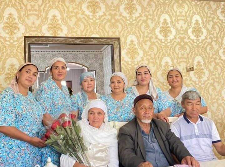 70 НЕМЕРЕСІ, 20 ШӨБЕРЕСІ БАР: ТҮРКІСТАН ОБЛЫСЫНДА 24 БАЛАНЫ ДҮНИЕГЕ ӘКЕЛГЕН АЛТЫН ҚҰРСАҚТЫ АНА ТҰРАДЫ