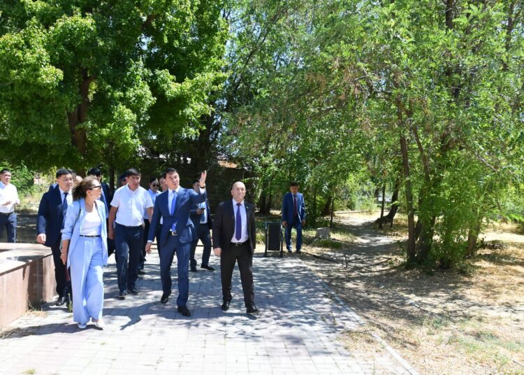 КЕНТАУЛЫҚ ТҰРҒЫН ОБЛЫС ӘКІМІН САЯБАҚТА СЕРУЕНДЕУГЕ ШАҚЫРДЫ