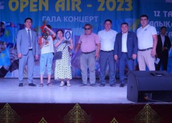 ТҮРКІСТАН: БӘЙДІБЕКТІК ЖАСТАР ЖАЛҒЫЗБАСТЫ АНАҒА БАСПАНА СЫЙЛАДЫ