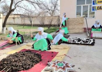 ТҮРКІСТАН: ЖЕТІСАЙЛЫҚ ӘЖЕЛЕР ҰЛТТЫҚ ҚОЛӨНЕРДІ ДӘРІПТЕП ЖАТЫР