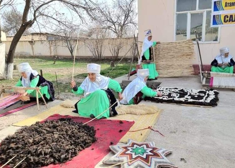 ТҮРКІСТАН: ЖЕТІСАЙЛЫҚ ӘЖЕЛЕР ҰЛТТЫҚ ҚОЛӨНЕРДІ ДӘРІПТЕП ЖАТЫР