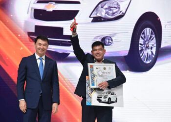 ДАРХАН САТЫБАЛДЫ «ӨНЕРЛІ ӨЛКЕ» ОБЛЫСТЫҚ ӨНЕР ФЕСТИВАЛІНІҢ ЖЕҢІМПАЗДАРЫНА АВТОКӨЛІК КІЛТТЕРІН ТАБЫСТАДЫ