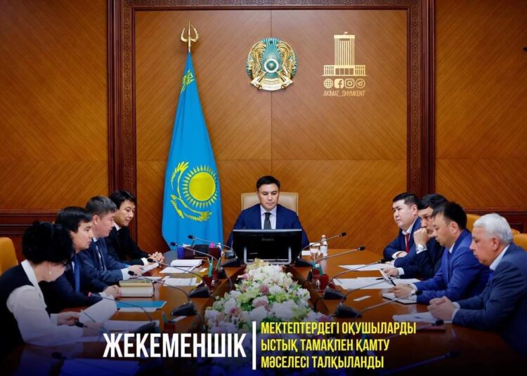 ЖЕКЕМЕНШІК МЕКТЕПТЕРДЕГІ ОҚУШЫЛАРДЫ ЫСТЫҚ ТАМАҚПЕН ҚАМТУ МӘСЕЛЕСІ ТАЛҚЫЛАНДЫ