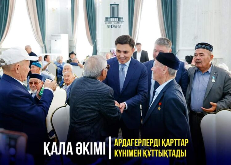 ҚАЛА ӘКІМІ АРДАГЕРЛЕРДІ ҚАРТТАР КҮНІМЕН ҚҰТТЫҚТАДЫ