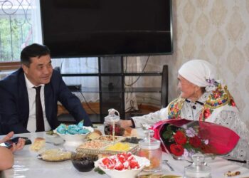 АУДАН БАСШЫСЫ ҚАРТ АНАЛАРДЫ ҚҰТТЫҚТАДЫ