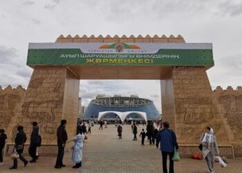 АСТАНАДА ТҮРКІСТАН ОБЛЫСЫ ТАУАР ӨНДІРУШІЛЕРІНІҢ ЖӘРМЕҢКЕСІ ӨТІП ЖАТЫР