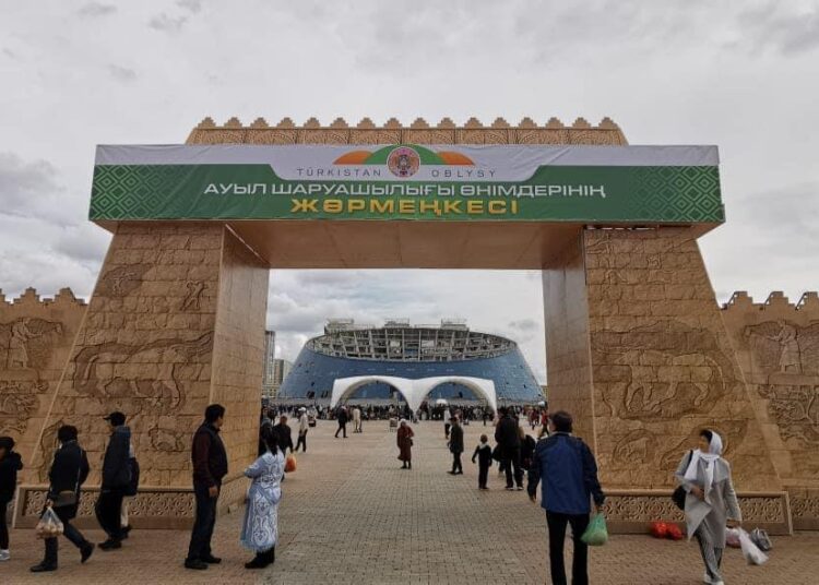 АСТАНАДА ТҮРКІСТАН ОБЛЫСЫ ТАУАР ӨНДІРУШІЛЕРІНІҢ ЖӘРМЕҢКЕСІ ӨТІП ЖАТЫР