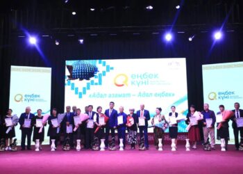 ТҮРКІСТАНДА ЕҢБЕК АДАМДАРЫНА ҚҰРМЕТ КӨРСЕТІЛДІ