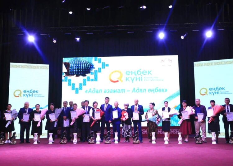 ТҮРКІСТАНДА ЕҢБЕК АДАМДАРЫНА ҚҰРМЕТ КӨРСЕТІЛДІ