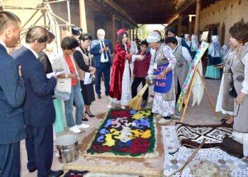 ТҮРКІСТАН: ЭТНОС ӨКІЛДЕРІ «ҰЛТТЫҚ БҰЙЫМ – ҰЛТ МҰРАСЫ» БАЙҚАУЫНДА ҚАЗАҚТЫҢ ҚОЛӨНЕРІН ҰЛЫҚТАДЫ