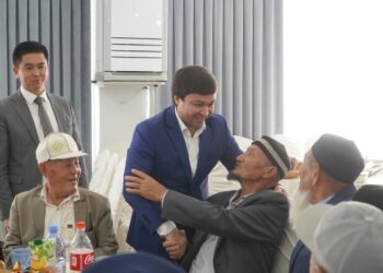 ТҮРКІСТАН: БӘЙДІБЕКТЕ ҚАРТТАР КҮНІНЕ ОРАЙ АУДАН ҚАРИЯЛАРЫНА ҚҰРМЕТ КӨРСЕТІЛДІ