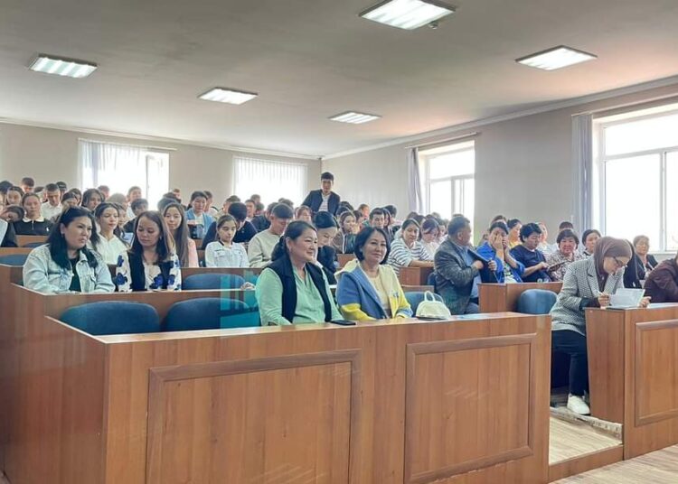 УНИВЕРСИТЕТТЕ ОҚЫТУШЫЛАР ҚҰРАМЫ МЕН СТУДЕНТТЕР ЖОЛДАУДАҒЫ ЭКОНОМИКАНЫҢ НЕГІЗГІ БАҒЫТТАРЫН ТАЛҚЫЛАДЫ