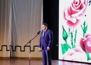 ТҮРКІСТАНДА ҚАЛА ӘКІМІ ҰСТАЗДАРҒА ҚҰРМЕТ КӨРСЕТТІ