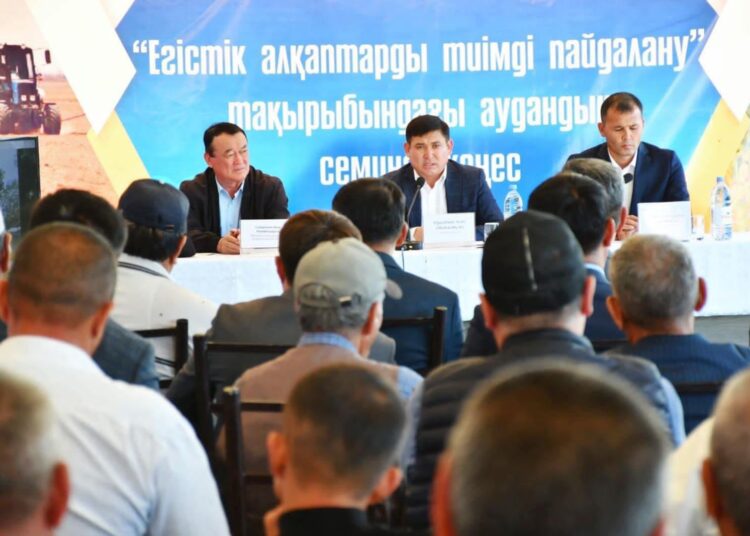 ТҮРКІСТАН: ОРДАБАСЫДА ШАРУАЛАРҒА МОЛ ӨНІМ АЛУДЫҢ ЖОЛДАРЫ ТҮСІНДІРІЛДІ