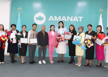 ҰСТАЗДАРҒА ҚҰРМЕТ КӨРСЕТІЛДІ