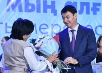 ТҮРКІСТАНДА «ҰСТАЗЫМА МЫҢ АЛҒЫС» МЕРЕКЕЛІК ІС-ШАРАСЫНДА ОБЛЫС ҰСТАЗДАРЫНА ҚҰРМЕТ КӨРСЕТІЛДІ