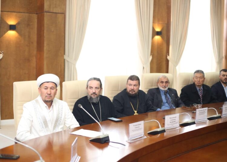 ТҮРКІСТАНДА ДІНИ КОНФЕССИЯ БАСШЫЛАРЫ КЕЗДЕСТІ