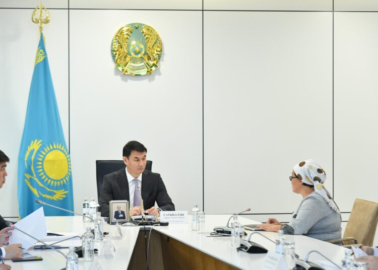 ТҮРКІСТАН: ДАРХАН САТЫБАЛДЫ ТҰРҒЫНДАРДЫ ҚАБЫЛДАП, ӨТІНІШТЕРІН ТЫҢДАДЫ