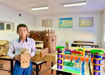 ТҮРКІСТАН: КЕЛЕСТЕ 8 СЫНЫП ОҚУШЫСЫ ТҰРМЫСТЫҚ ҚАЛДЫҚТАРДАН АРХИТЕКТУРАЛЫҚ НЫСАНДАР ЖАСАЙДЫ