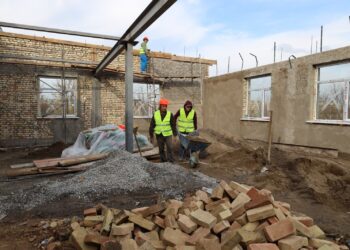 ТҮРКІСТАН: ТӨЛЕБИДЕ 80 ОРЫНҒА АРНАЛҒАН ОҚУШЫЛАР ҮЙІ САЛЫНУДА