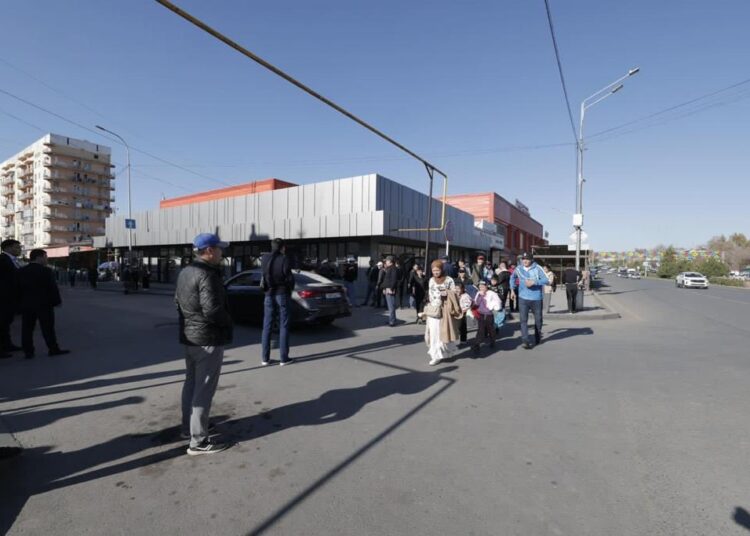 ҚАЛА ӘКІМІ «КӨМЕШ БҰЛАҚ» БАЗАРЫ АУМАҒЫНДАҒЫ АВТОТҰРАҚТЫ КӨШІРУДІ ҚОЛДАДЫ